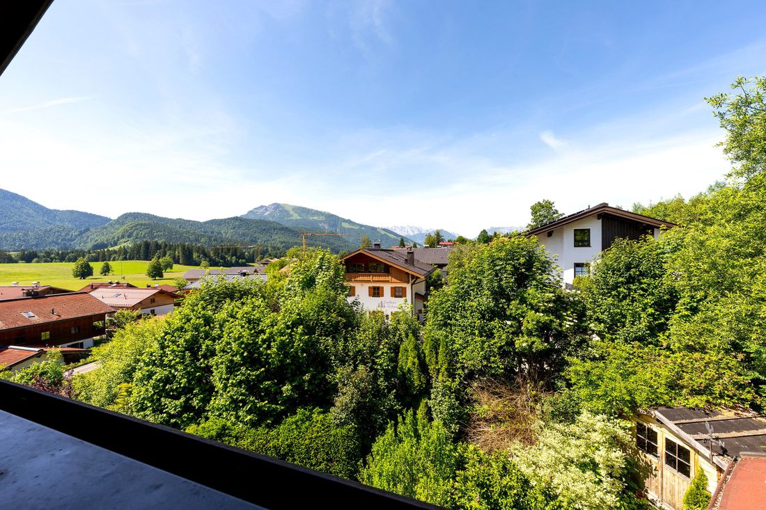 Wohnung 4: Balkon mit Bergblick