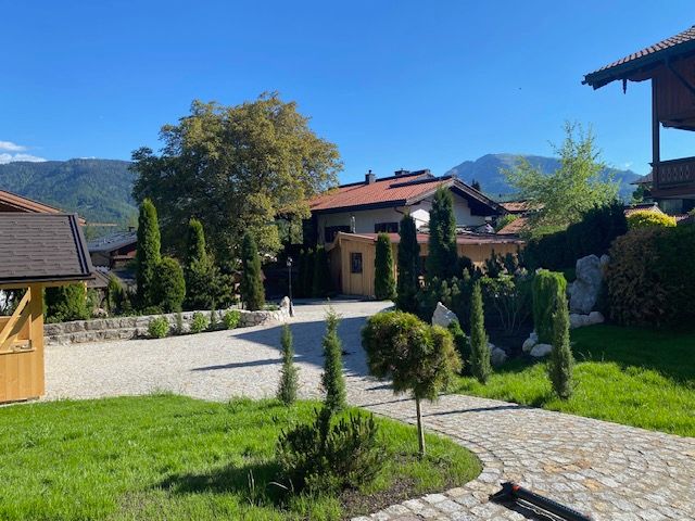 Blick Terrasse zur Einfahrt