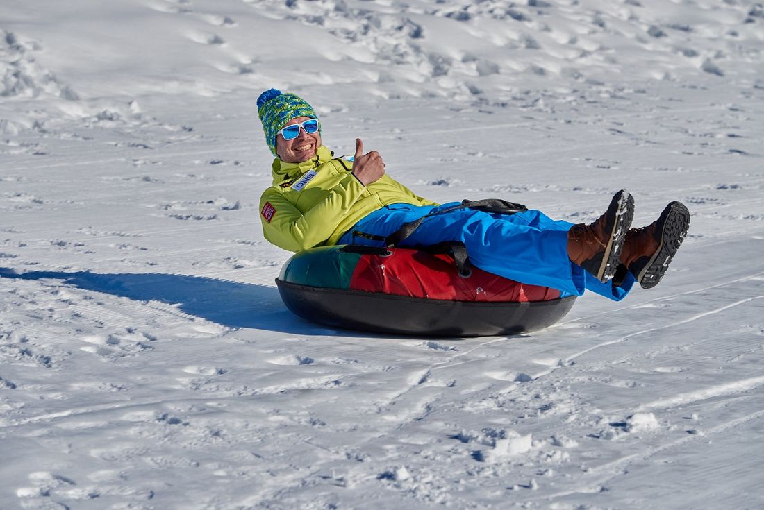 Familie beim Snowtubing  Markus Schmuck