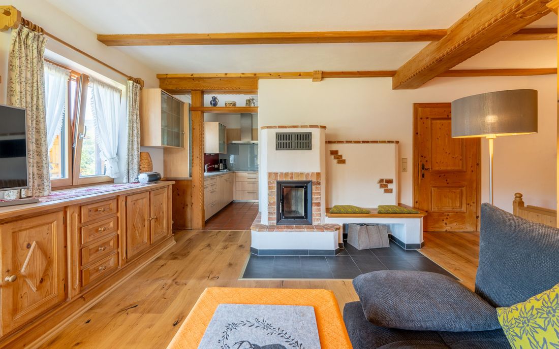 Wohnbereich der Wohnung Sonnwinkl mit Kachelofen
