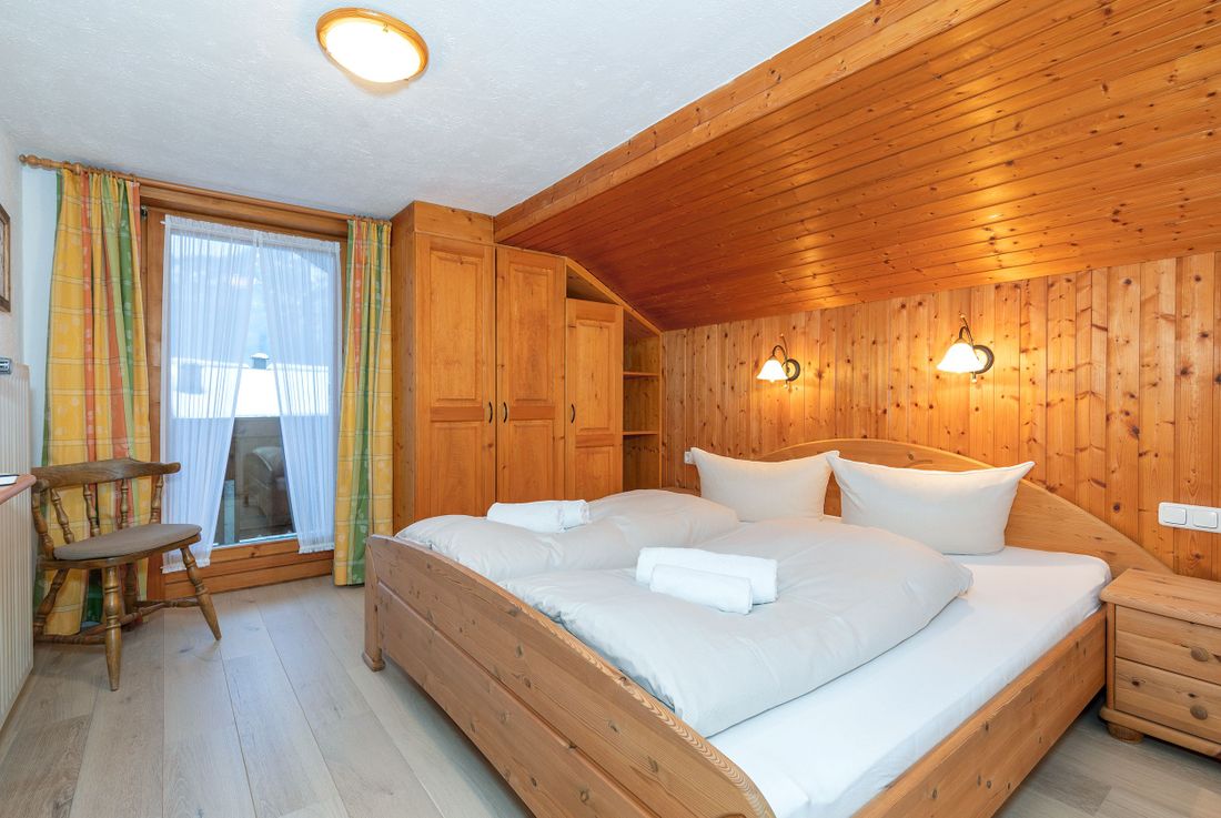 Erstes Schlafzimmer