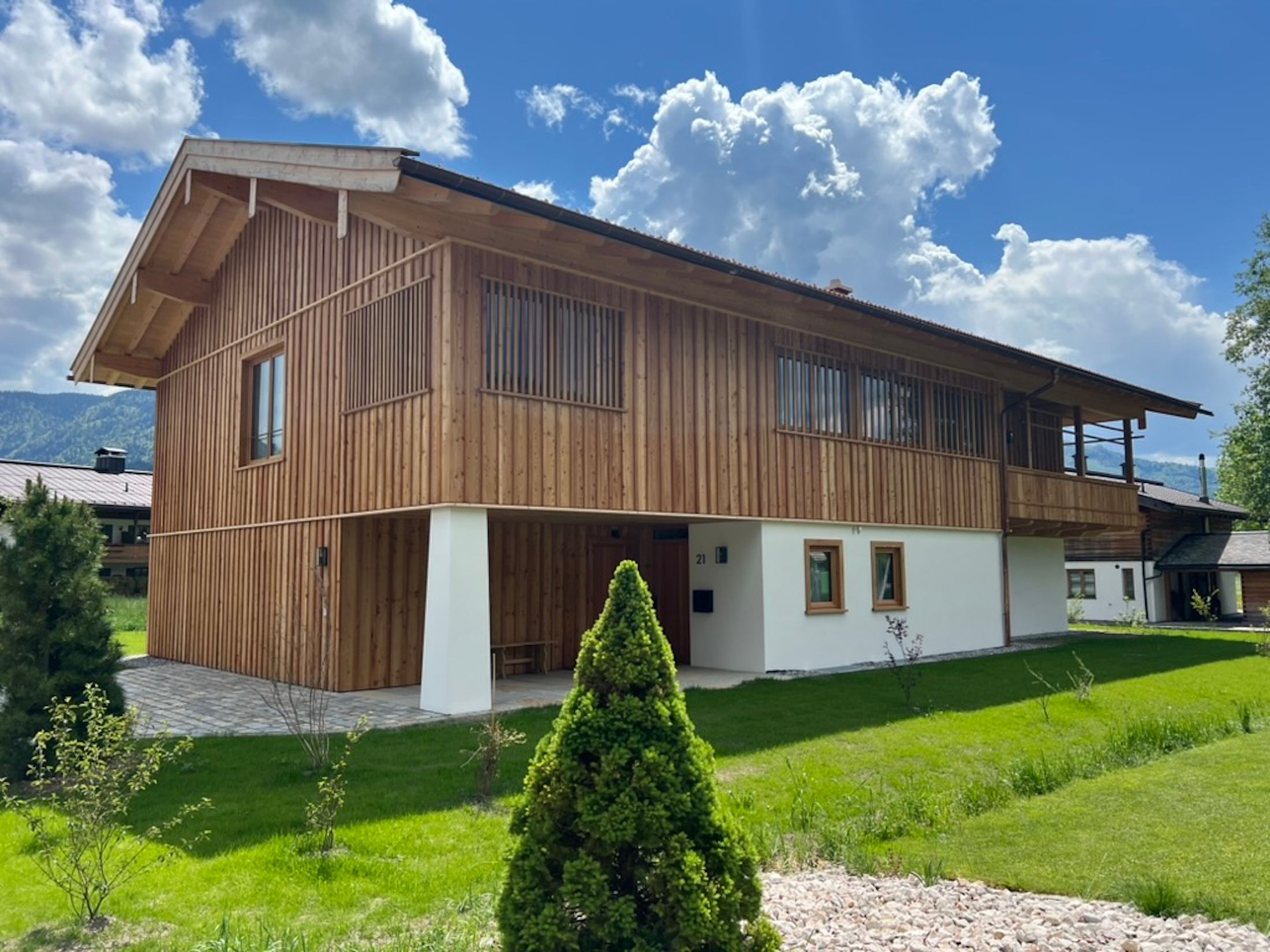 Ansicht Nordseite Hauseingang & Garage