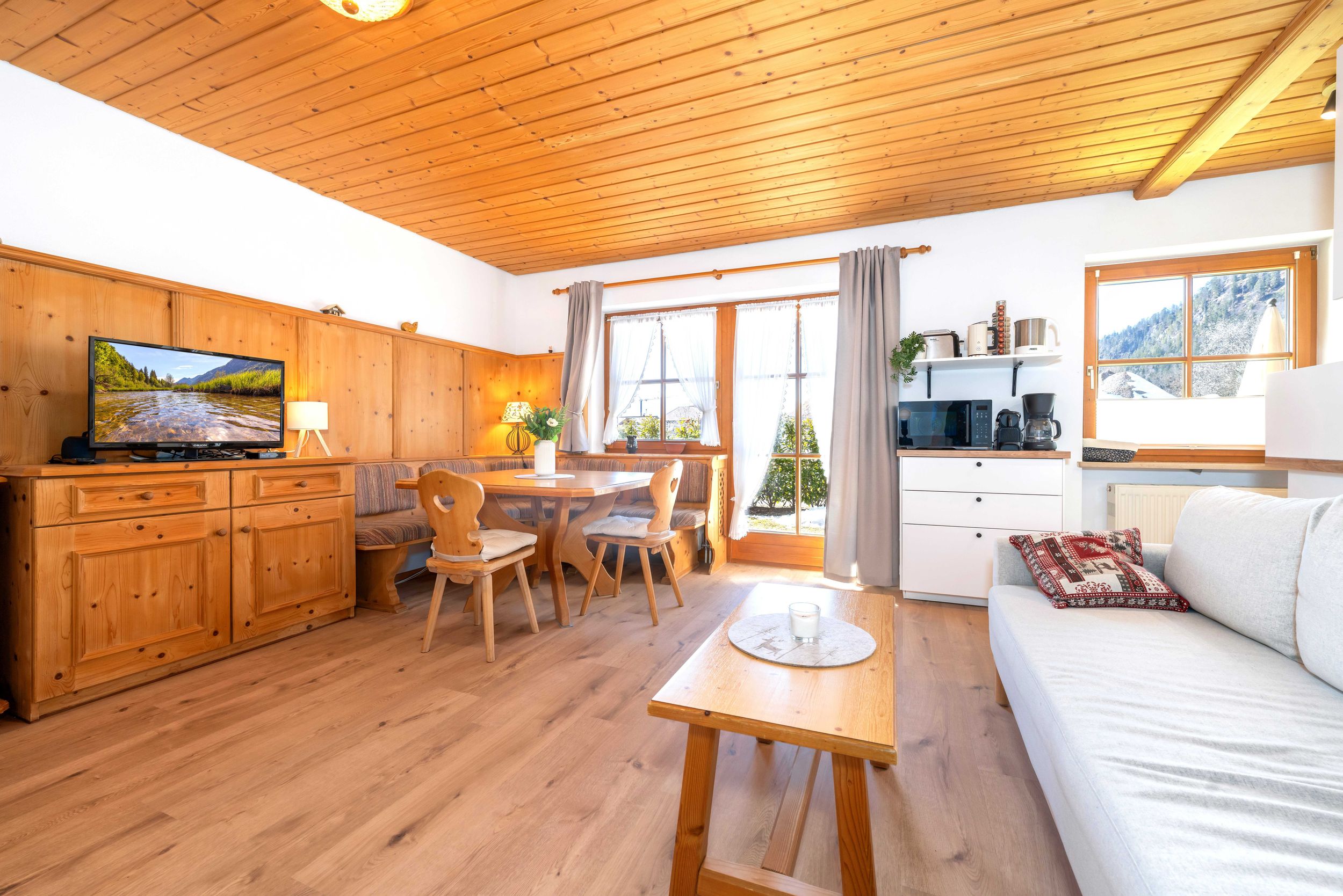 Helles, geräumiges Wohnzimmer