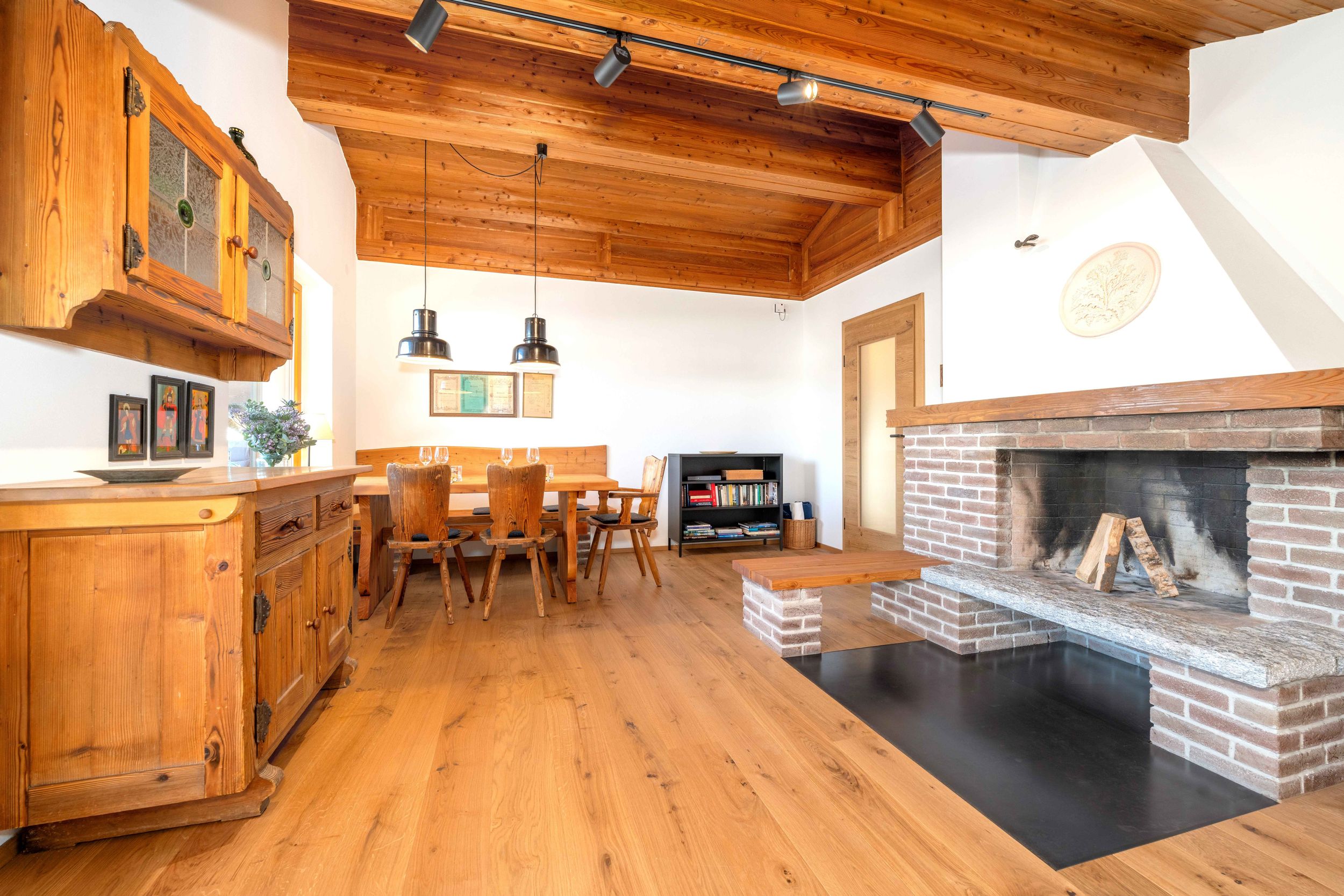 Großer, Wohn- und Essbereich - neues Echtholz-Parkett (2026)