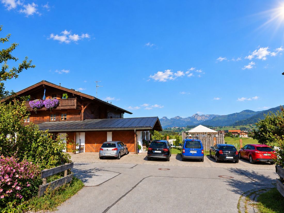 Parkplätze mit E-Ladestation am "Gästehaus Schönfeld"...