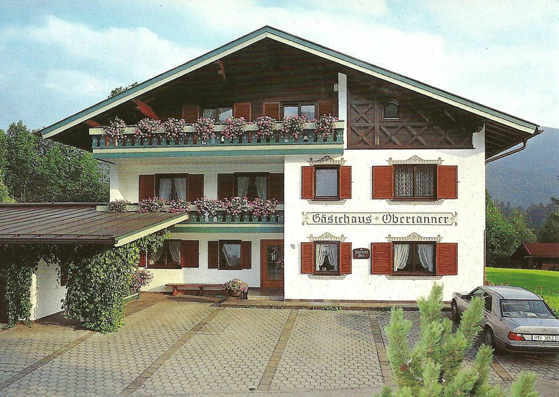 Hausansicht mit Parkplatz vor dem Haus
