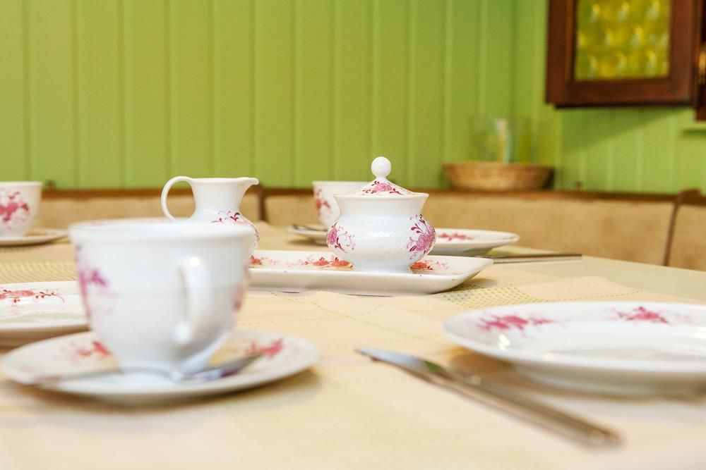 Esstisch mit vollausgestatteter Küche