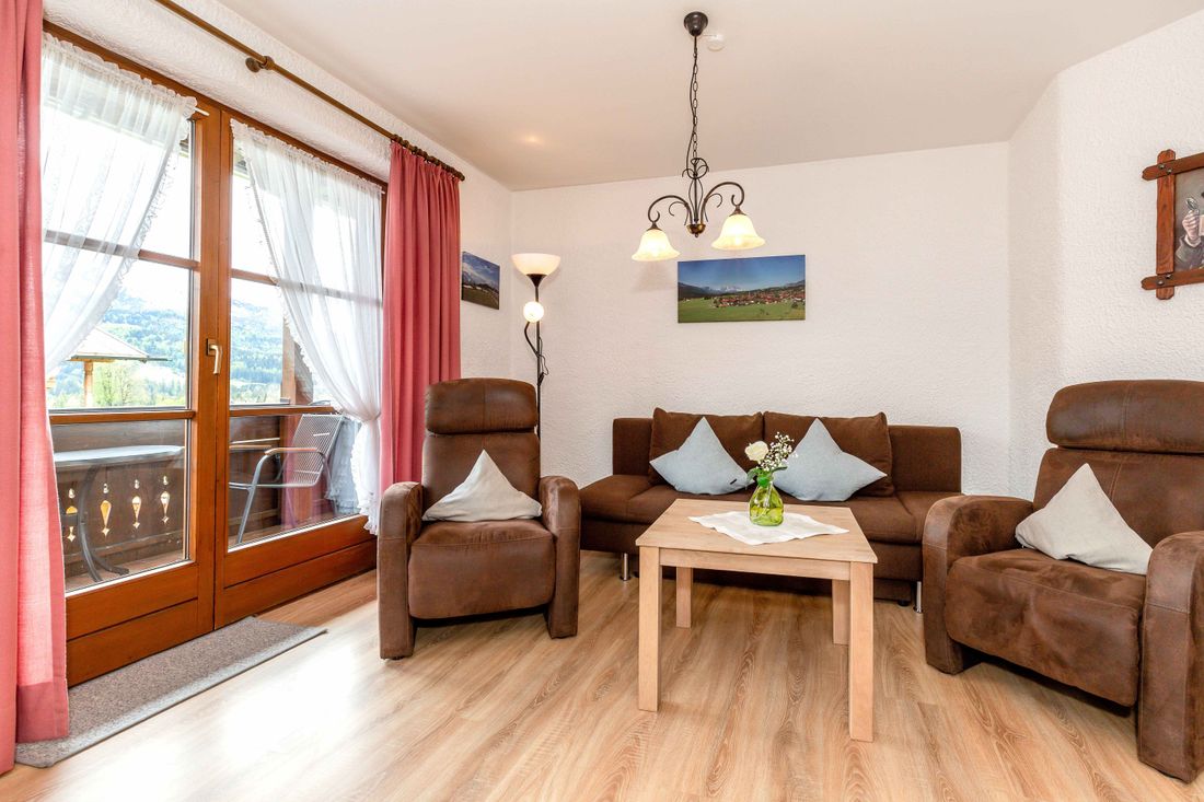 Sitzbereich und Balkon