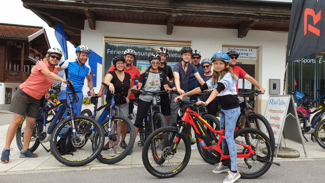 Gruppe mit Fahrrädern