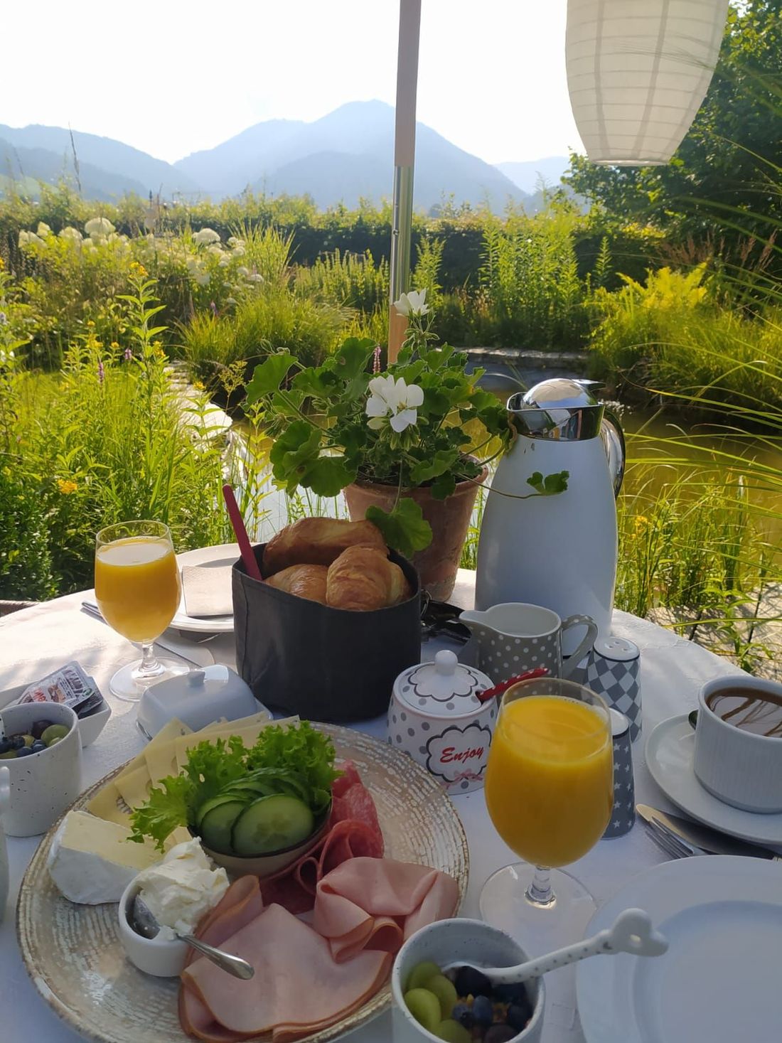 Frühstück gerne auch draußen am Teich