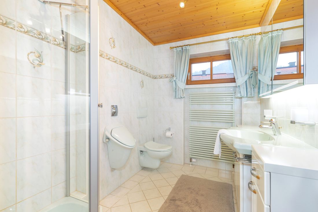 Separates Bad mit Dusche und WC