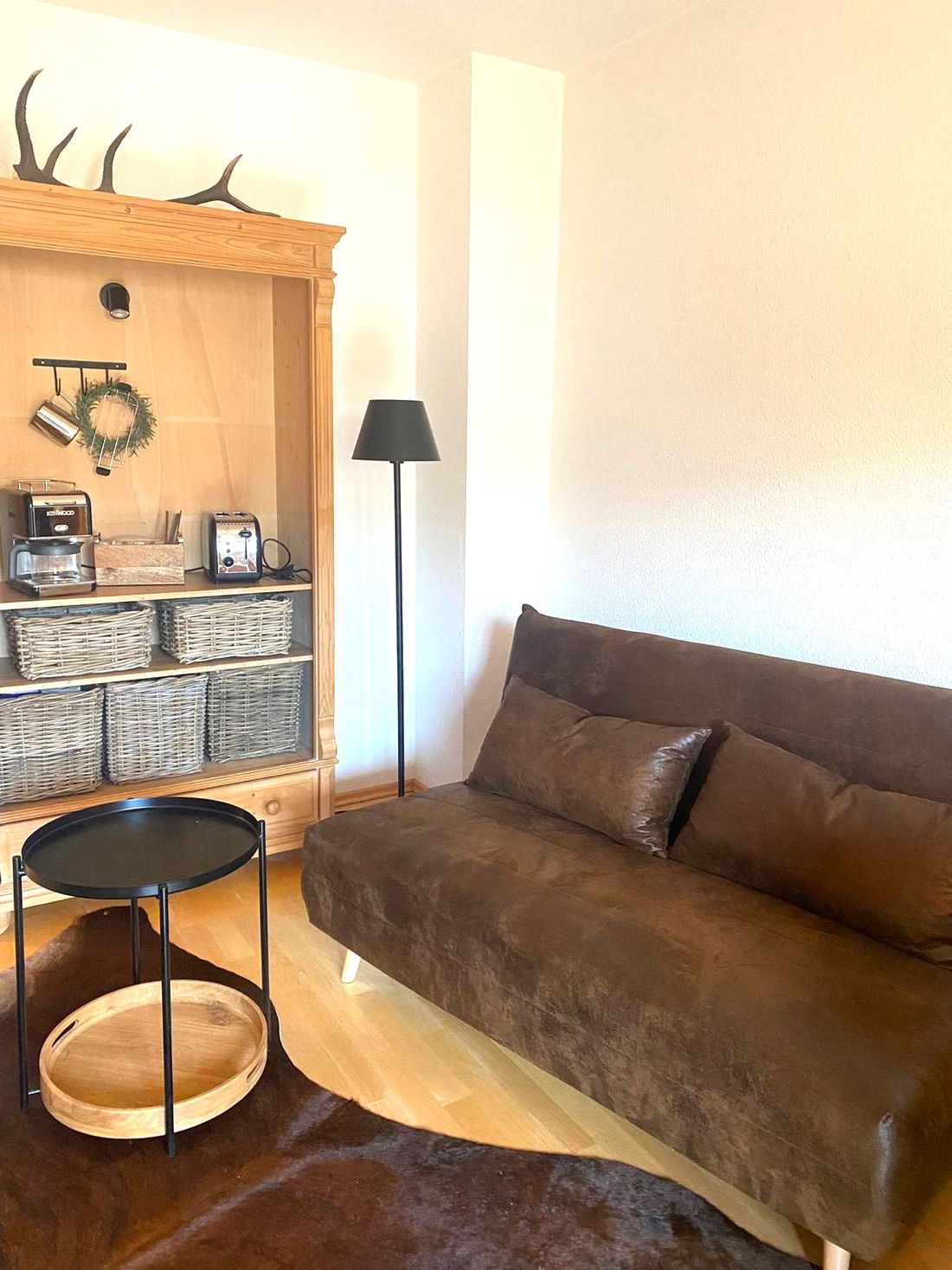 Wohnbereich mit neuer Couch (Juni 2025)