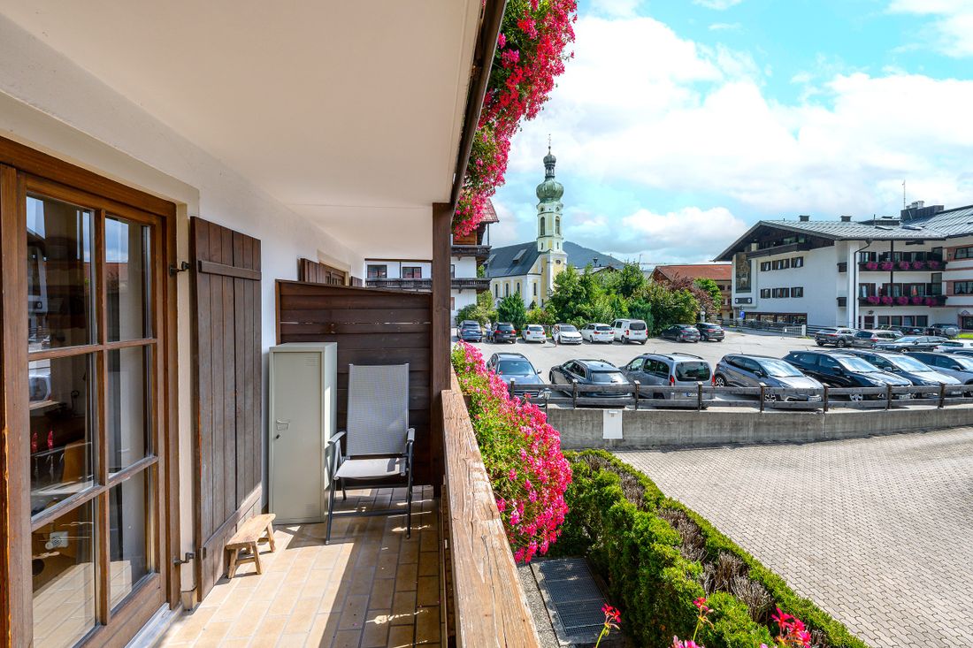 Balkon mit Blick zur Kirche