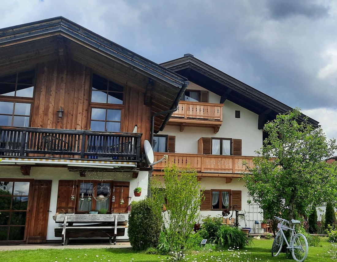Hausansicht mit Garten