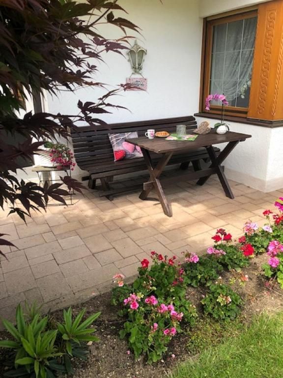 gemütlicher überdachter Außen Sitzplatz mit Blick auf den Garten