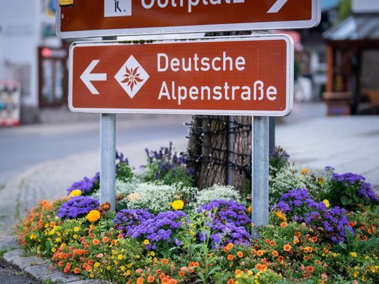 Wegweiser zur Deutschen Alpenstraße