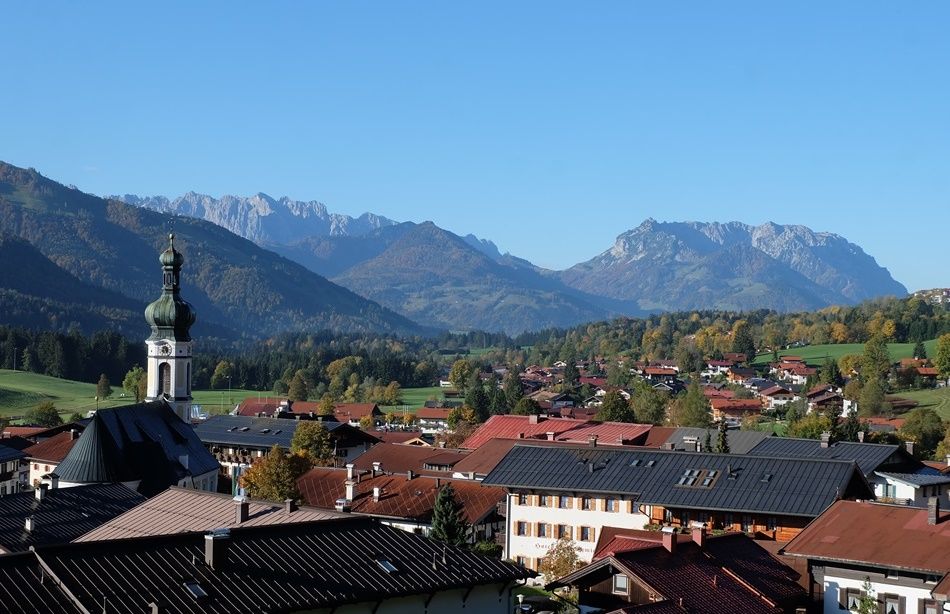 Blick auf den Ort Reit im Winkl sowie den Zahmen und Wilden Kaiser 