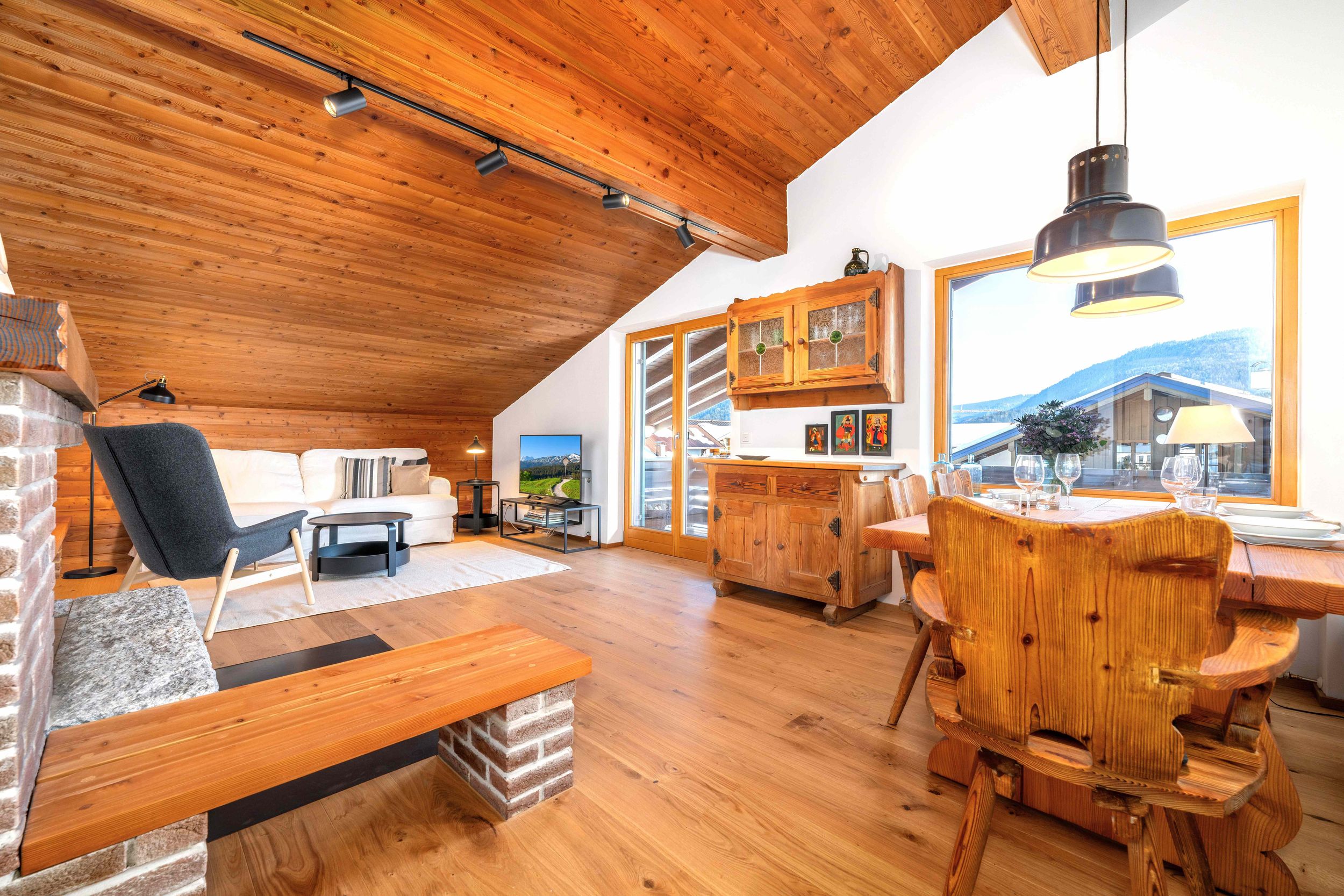 Großer, Wohn- und Essbereich - neues Echtholz-Parkett (2026)