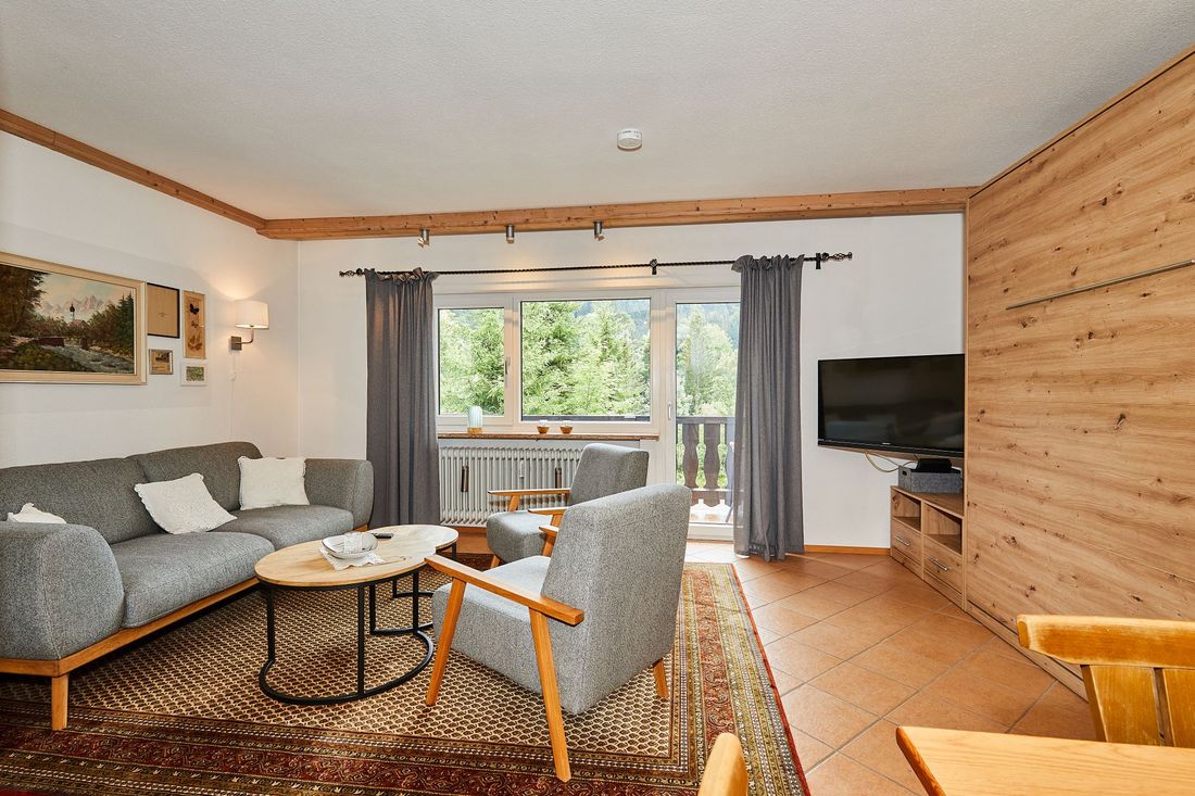 Komfortabler Wohnbereich mit Balkonzugang