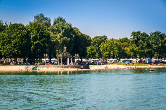 Badestrand am Waginger See mit Pavillion