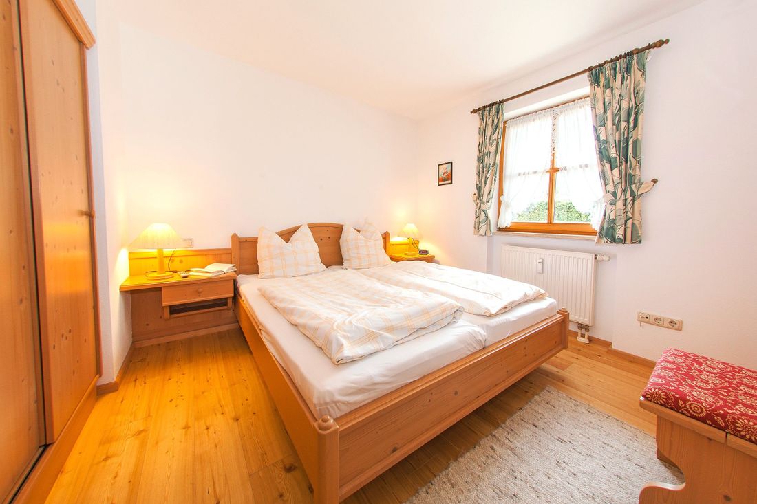 Erstes Schlafzimmer mit Wandschrank