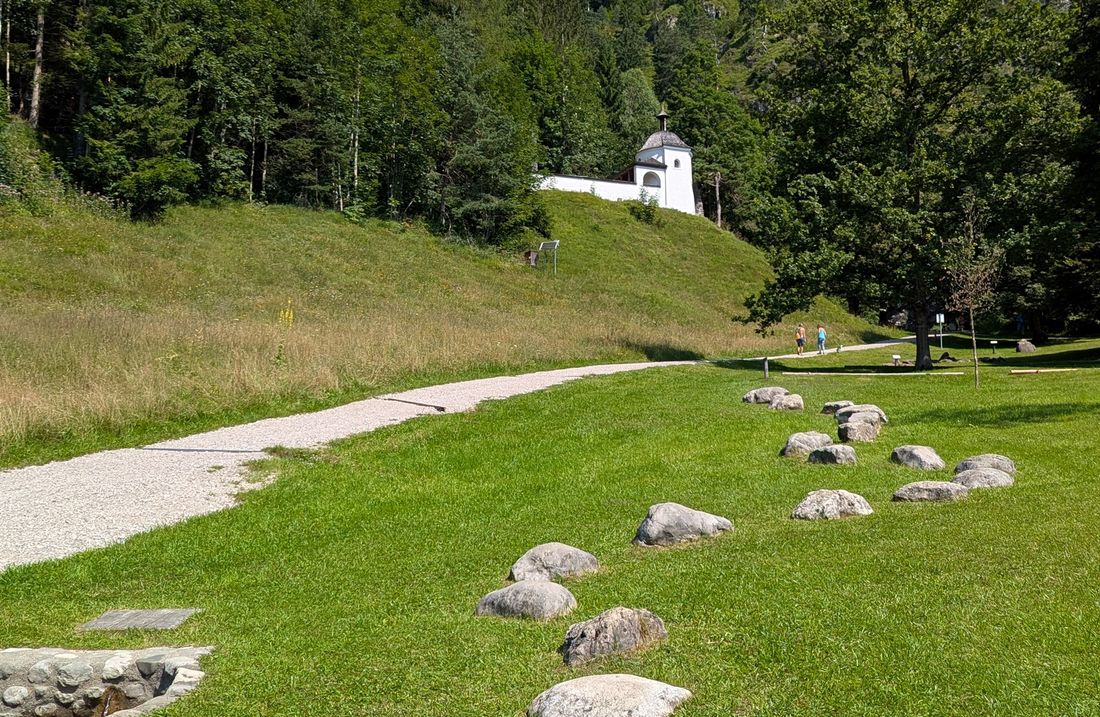 Barfußpark mit Kriegergedächtniskapelle