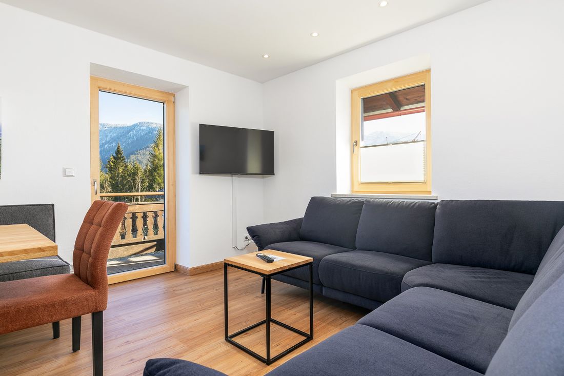 Couchbereich mit Balkonzugang (Bergblick)