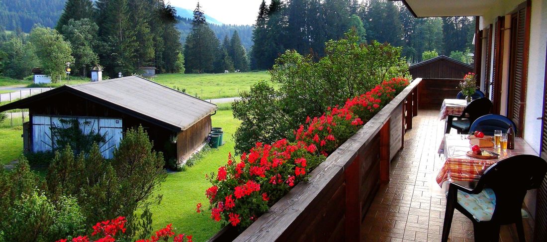 auf dem Balkon