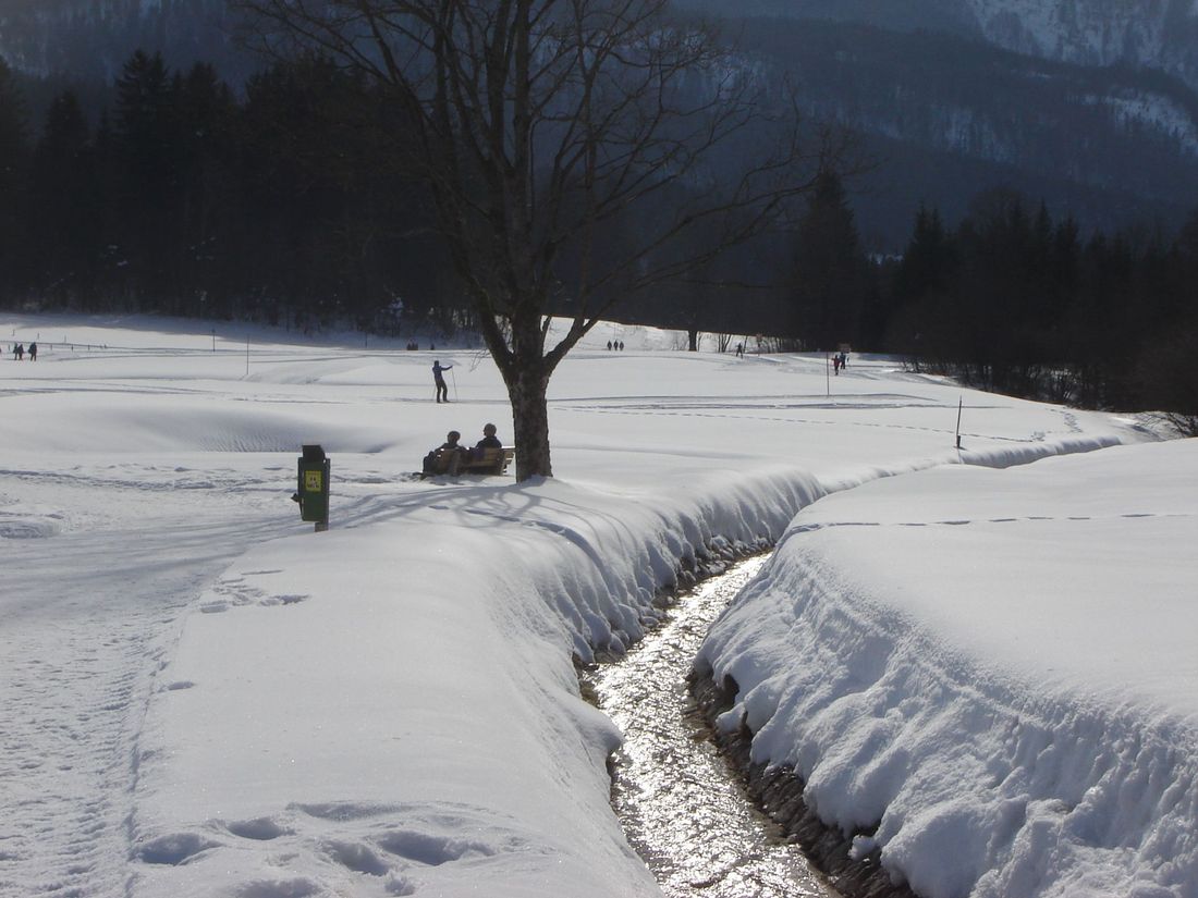 Traumhafte Entspannung im Schnee beim Spaziergang