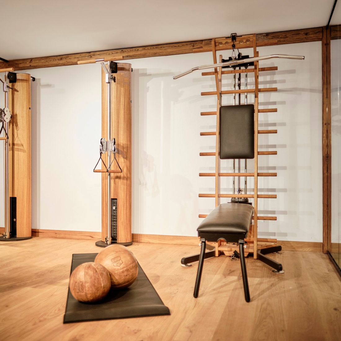 activechalets six.nine.eight alpfit Fitnessraum beams