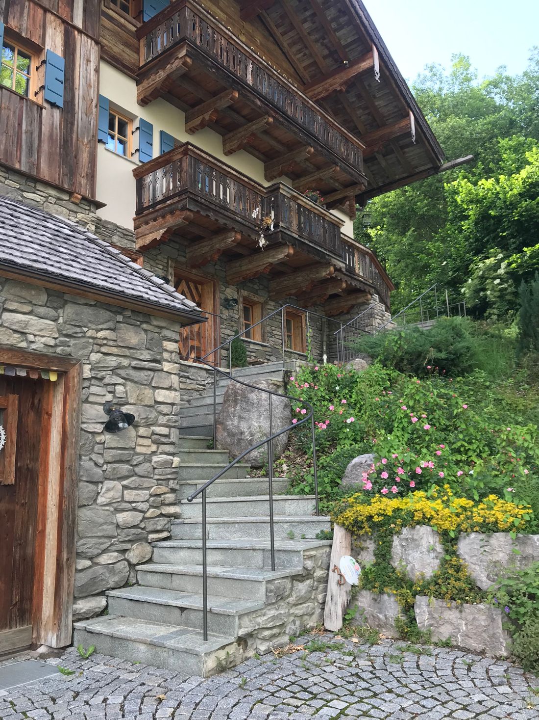 Aufgang zu beiden Chalets