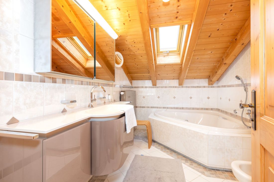 Wunderschönes Bad mit Eckbadewanne