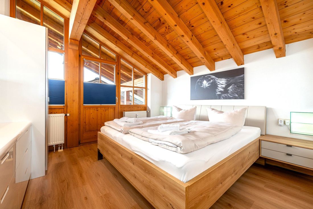Schlafzimmer mit großem Doppelbett - Verdunkelungsmöglichkeit jetzt für ALLE Fenster vorhanden