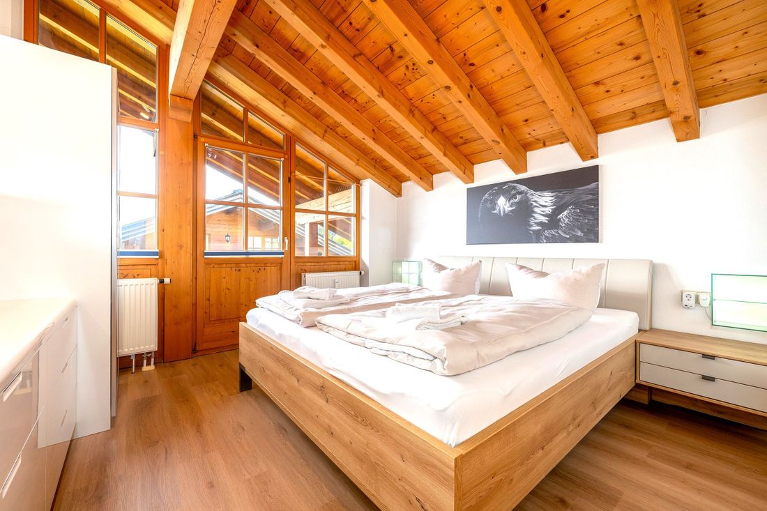 Schlafzimmer mit großem Doppelbett, Schrank und Kommode