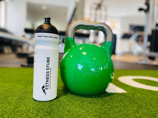 Flasche und Kettlebell in der Fitness Stube Reit im Winkl