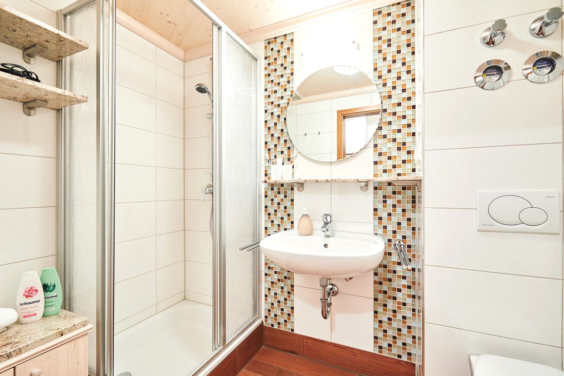 Das Bad mit Dusche und WC