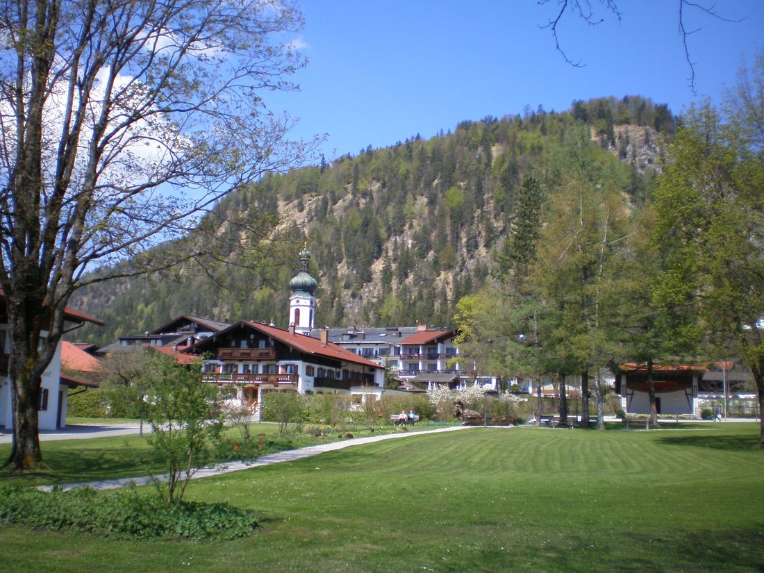 Kurpark mit Blick auf die Kirche