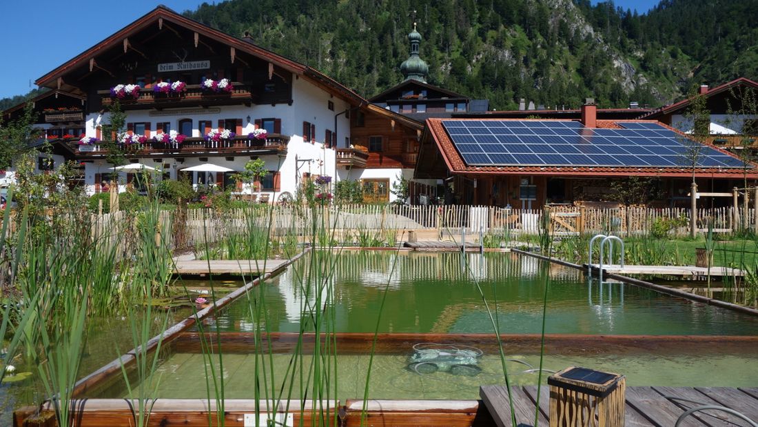 Aussenansicht mit Naturbadeteich