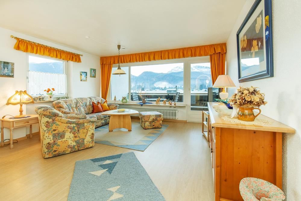 Wohnzimmer mit herrlichem, unverbautem Ausblick