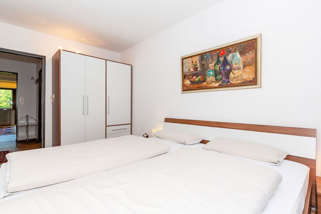 Erstes Schlafzimmer mit Kleiderschrank