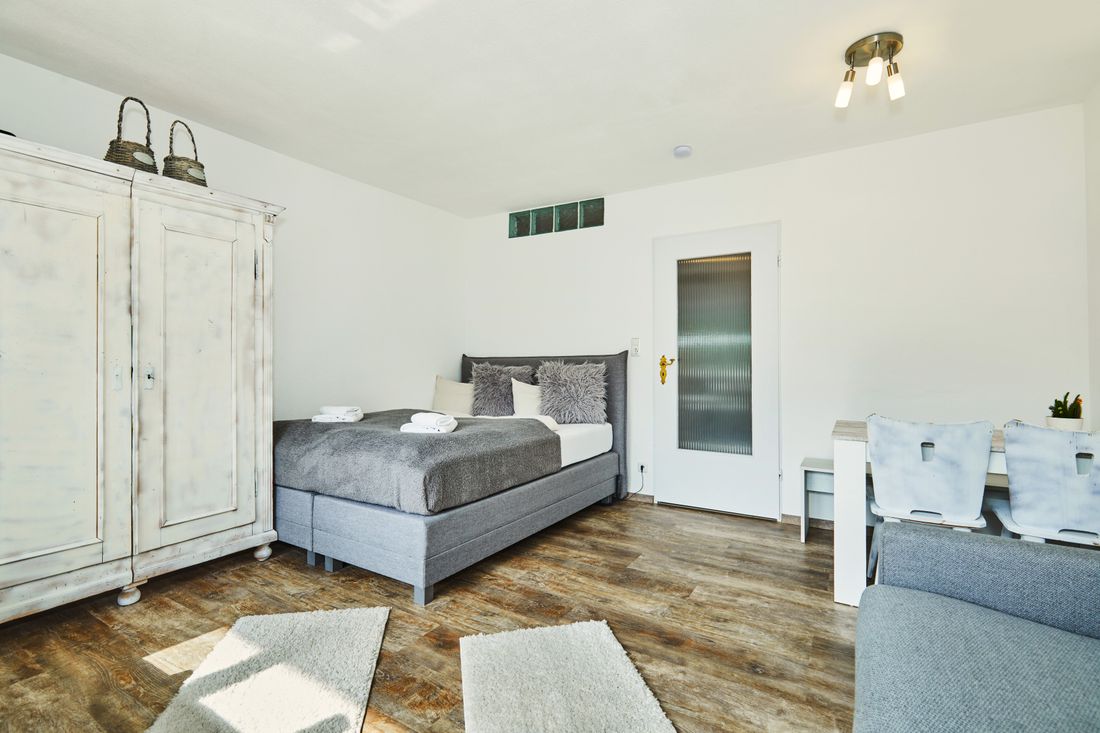 Wohnbereich mit Doppelbett und großem Schrank