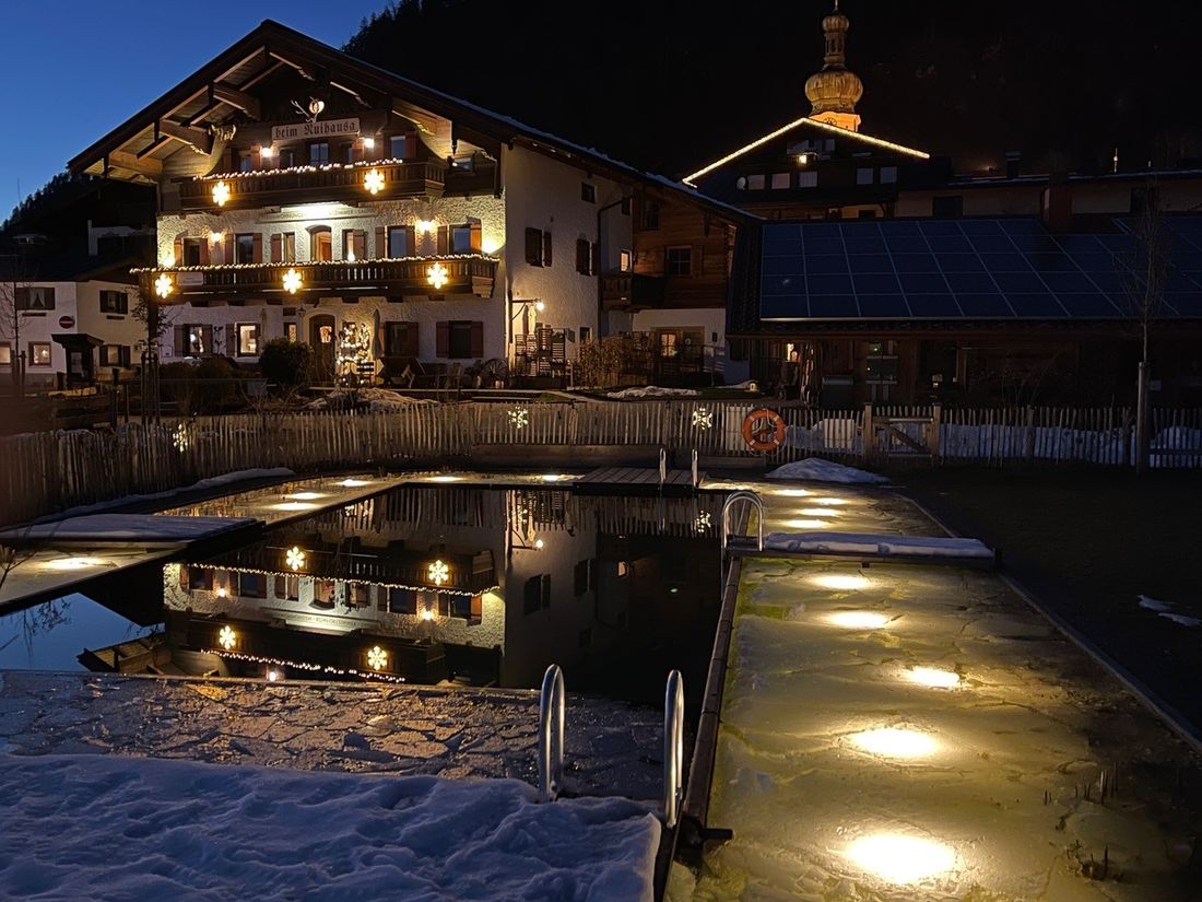 Hausansicht mit Badeteich Winter