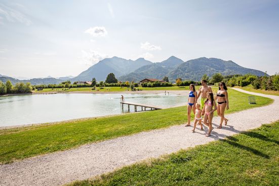 Familie spaziert um den Reifinger See