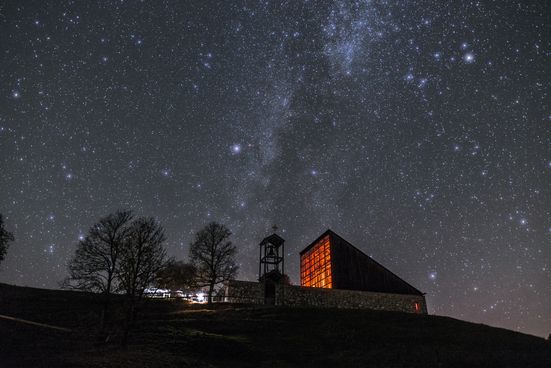 Sternenpark Winklmoos-Alm - Kirche und Milchstraße
