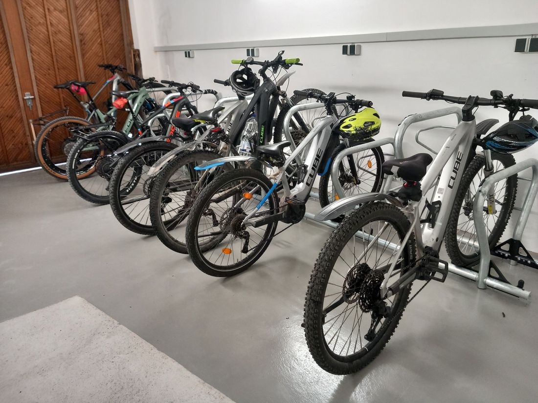 E-Bike Garage mit Lademöglichkeit und Werkzeug
